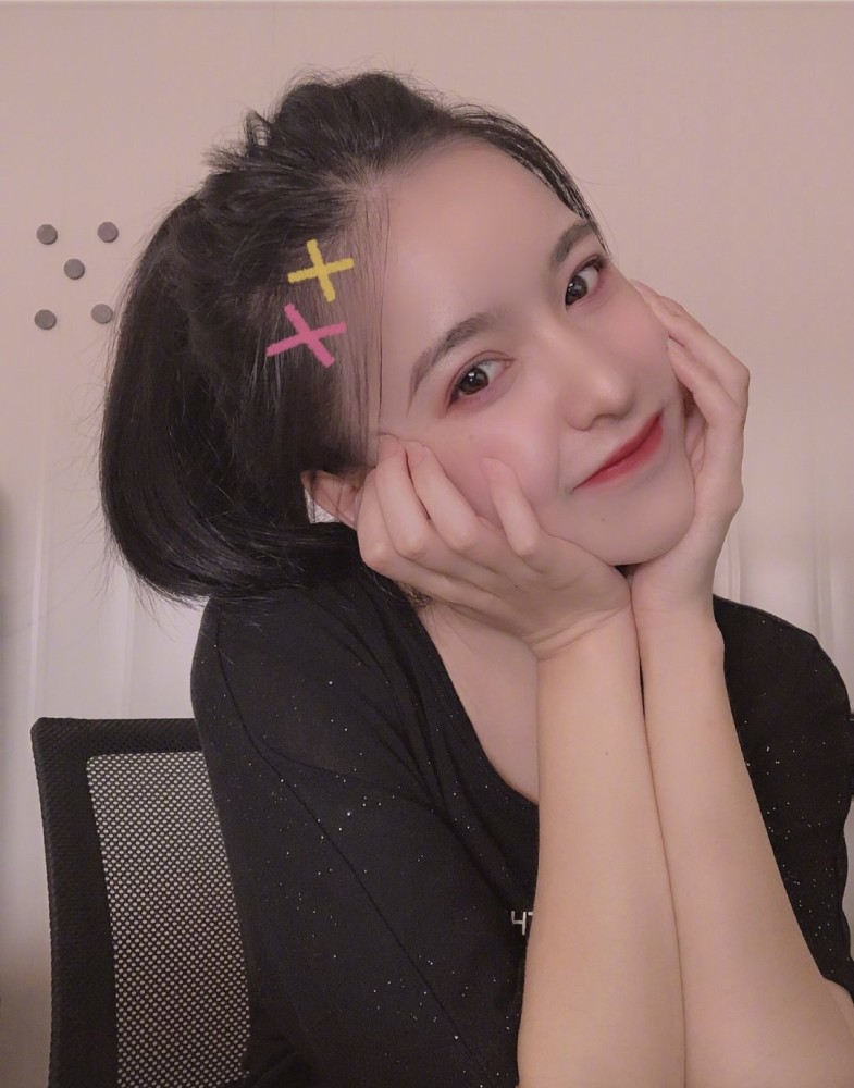 双手托腮小调皮,露齿红唇我的菜
