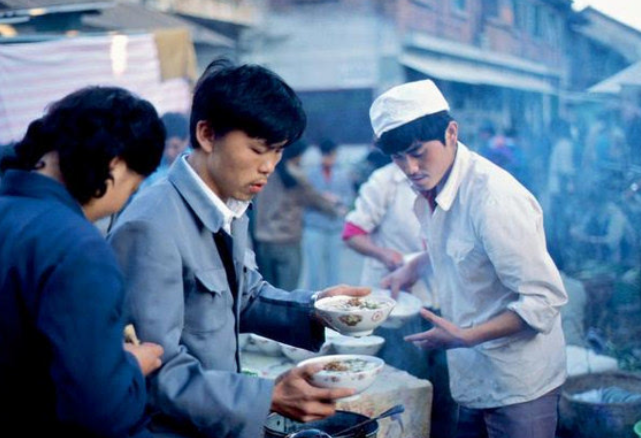 老照片:80年代的绿色春城昆明,街边美食的回忆