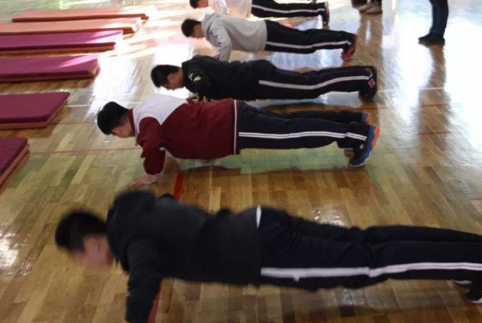 男生坚持做"俯卧撑",一段时间后,身体可能会收获这"3好处"