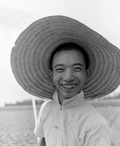 老照片:1941年四川龙泉驿农村,朴实乐观的农民