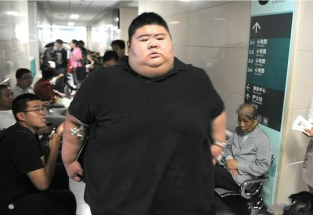 668斤大胖子生活不能自理,下决心减肥,2年暴瘦300斤