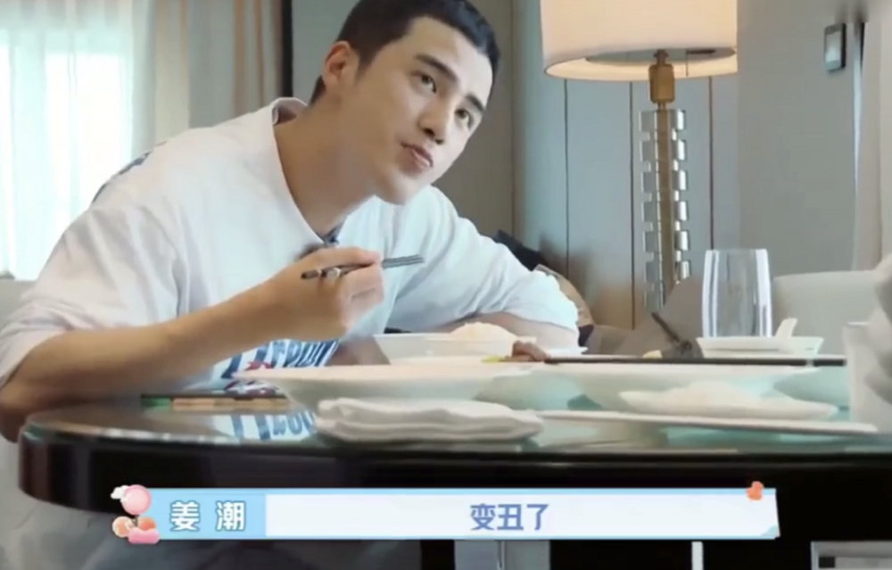 姜潮直言儿子黑的像乌鸡,谁注意到她的表情,我劝你善良