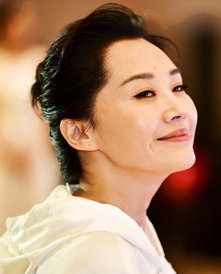 50岁许晴终于"藏不住了",扎丸子头减龄侧颜好美,看完我服了