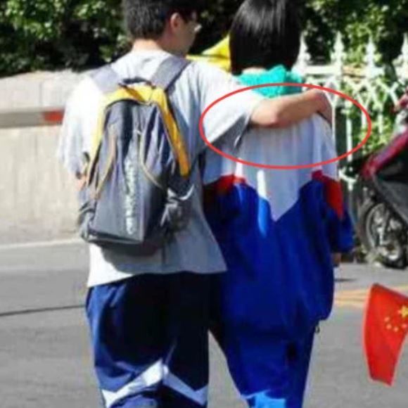 这种情况就很明显了,正在早恋中的男生女生们,对方的一举一动都会影响