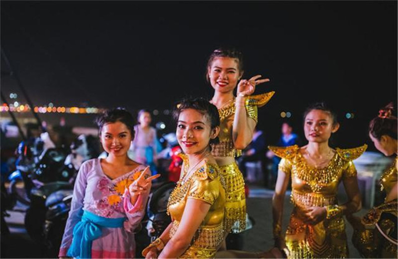 柬埔寨的"中国不夜城",街上满是清秀美女,繁华程度好似东莞