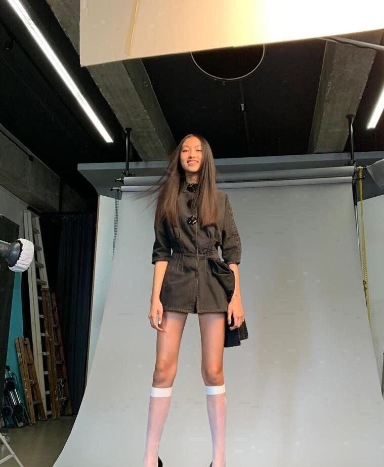 任达华女儿的腿长太瞩目了,14岁的任晴佳也登上了港版杂志封面,青春味