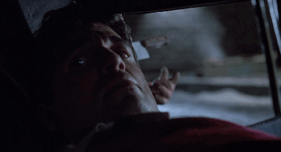 表情狰狞,眼露凶光