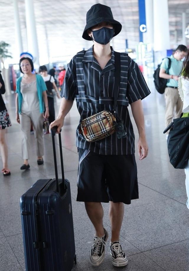汪苏泷黑色条纹衬衫 burberry手袋 渔夫帽日系潮男.