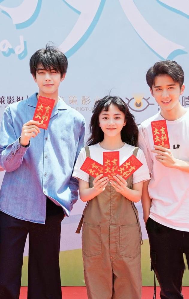 谭松韵新戏开拍,一身穿搭太减龄,嫩的像同剧组男演员妹妹