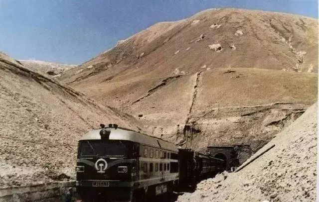 老照片!40年前青藏铁路是怎样修到格尔木的?