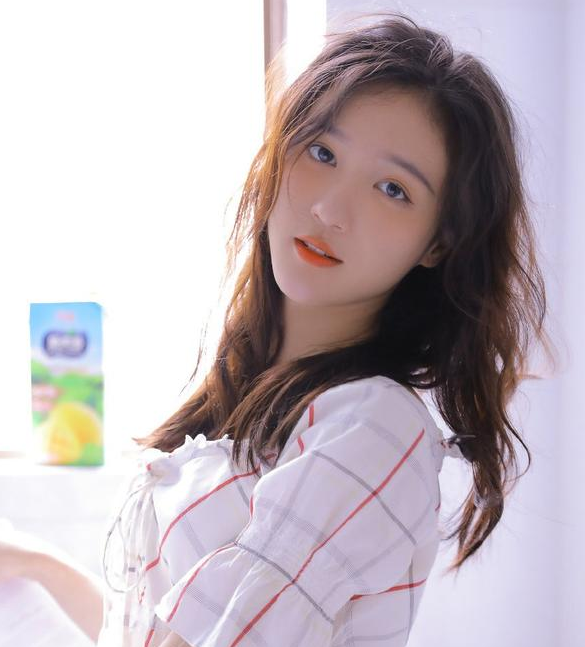 大闹高铁站女星刘露身份被扒,只是表演系学生,芒果台致歉并解约