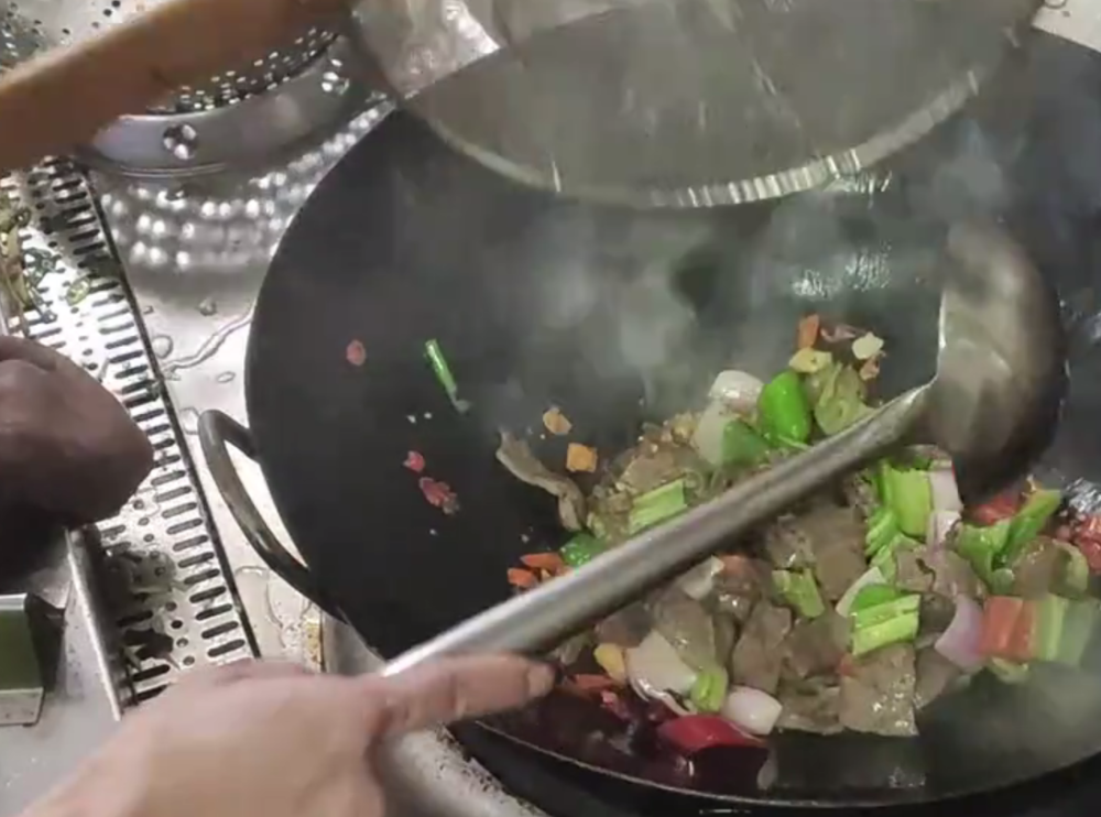 实拍高级厨师现场炒猪肝,颠锅技术很熟练,网友直言太厉害