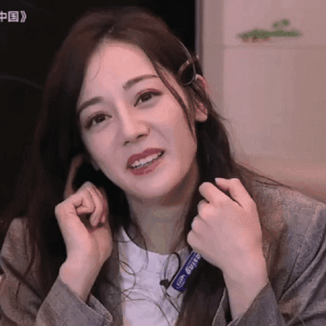 《极限挑战》堪称迪丽热巴的一部发型和穿搭教程,时髦