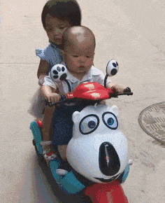 就算是一个小屁孩,也能骑着车带小妹妹兜风呢.