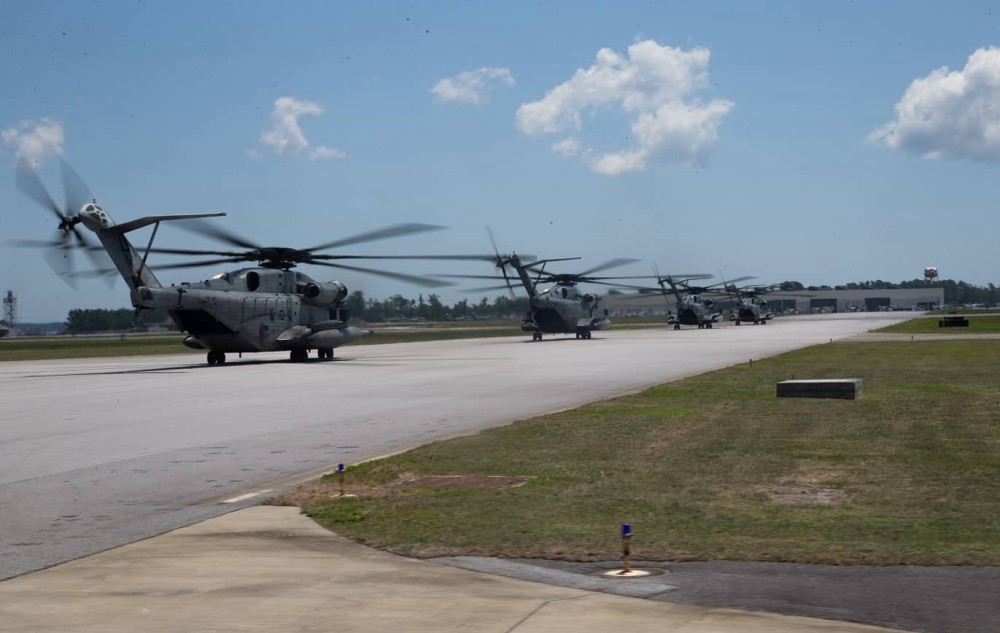 为强化自身联合作战,美军"超级种马"重型直升机举行飞行训练