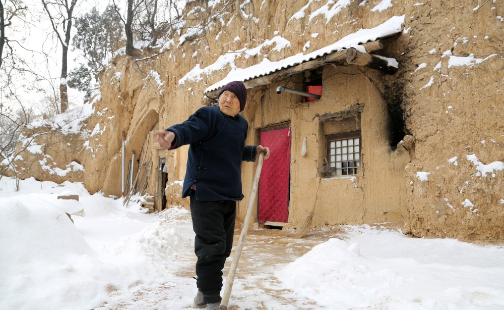 下雪天农村老人冒雪清扫积雪,说出她的年龄,把人惊得目瞪口呆