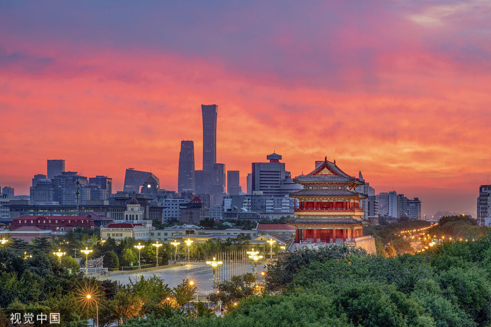 北京:清晨日出 前门大街上空红霞满天