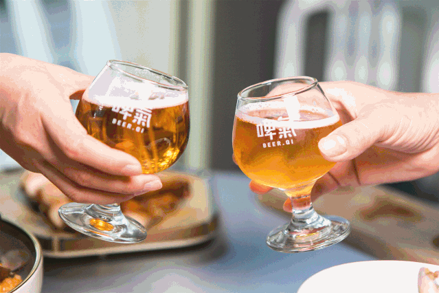 精酿啤酒餐厅】原价528元3-4人套餐,一次打卡魔都网红啤酒吧与西餐厅