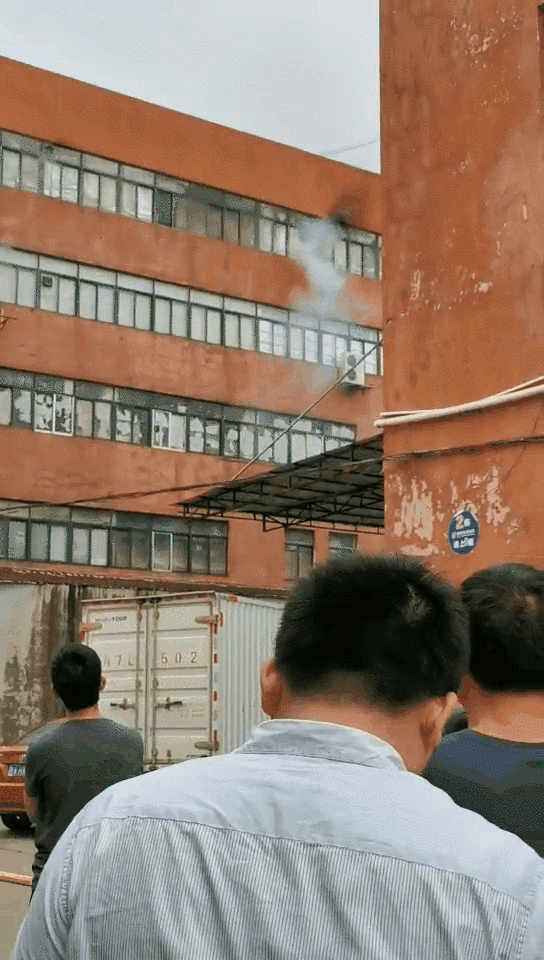 海口金盘一仓库着火,内存大量电器,多名消防员入场灭火