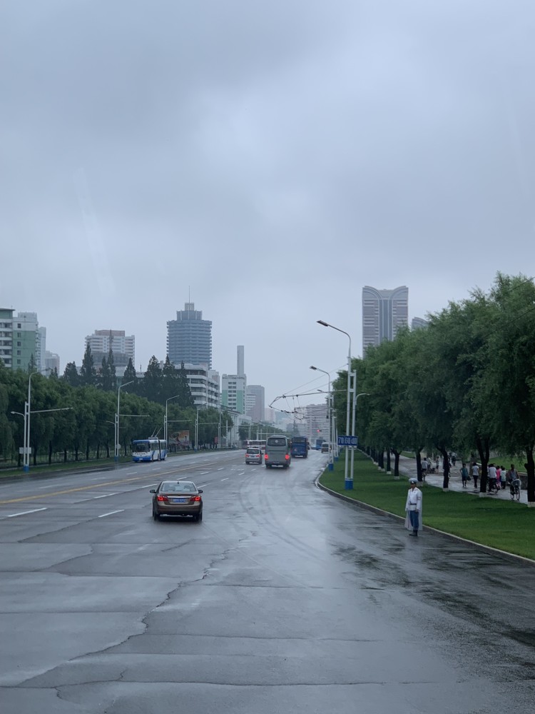 实拍朝鲜:雨天里的平壤街景