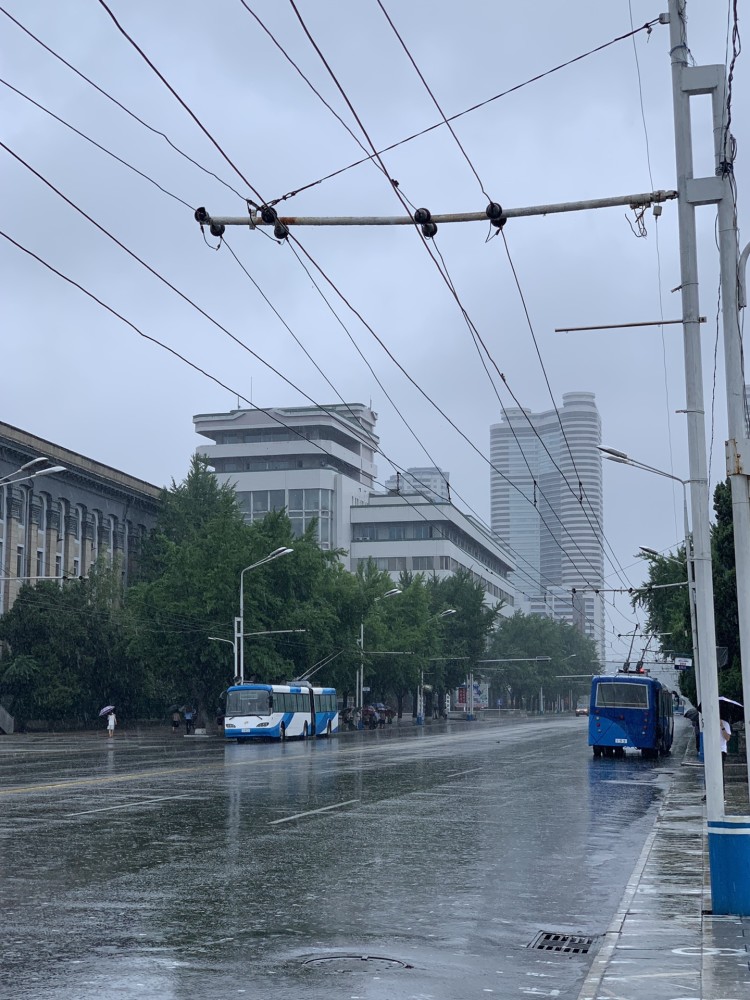 实拍朝鲜:雨天里的平壤街景
