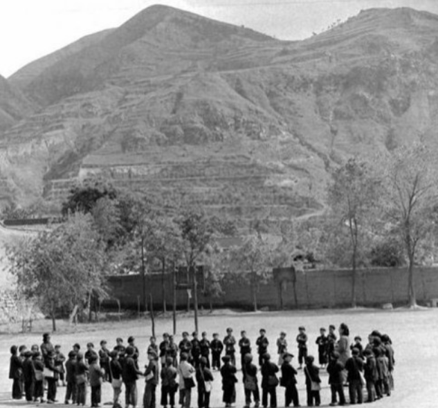 老照片:1947年陕西临潼的小学生,充满了对知识的渴望