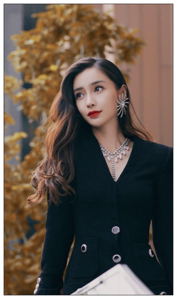 明星时尚写真壁纸:杨颖的黑白色西装真的超有女王范