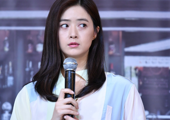 靳东搭档蒋欣出演《如果岁月可回头》,这部剧想不火都