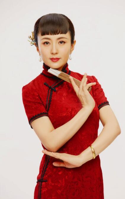 杨童舒写真,红旗袍尽显古典东方美