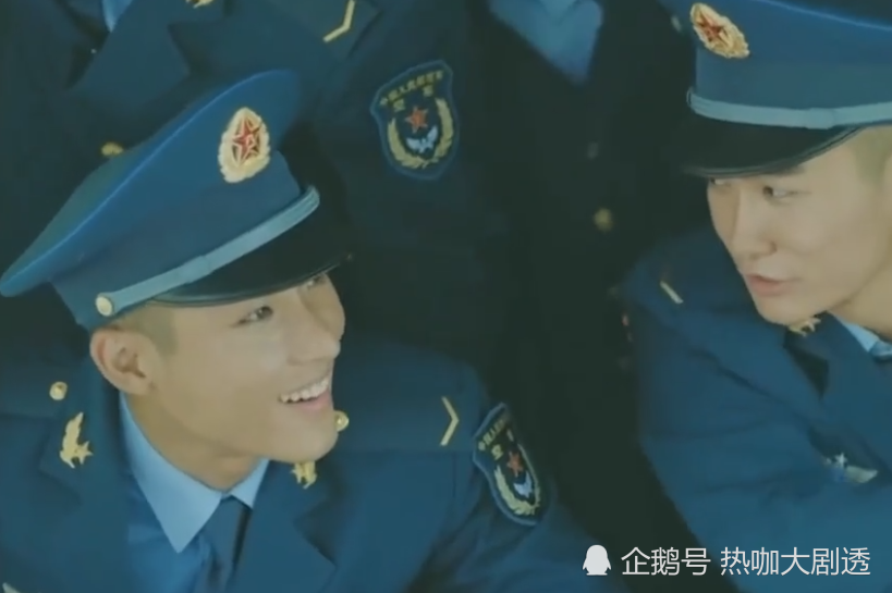 空降利刃:齐小天空手赤膊打败敌军,张启十分自豪送他一份礼物