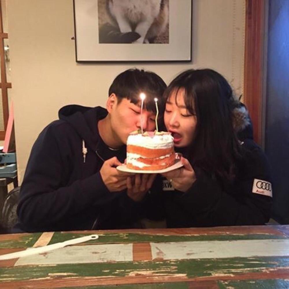 情侣吃蛋糕拍照 空气刘海只剩空气(组图)