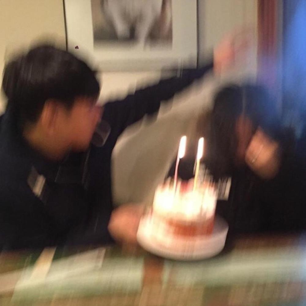 情侣吃蛋糕拍照 空气刘海只剩空气(组图)