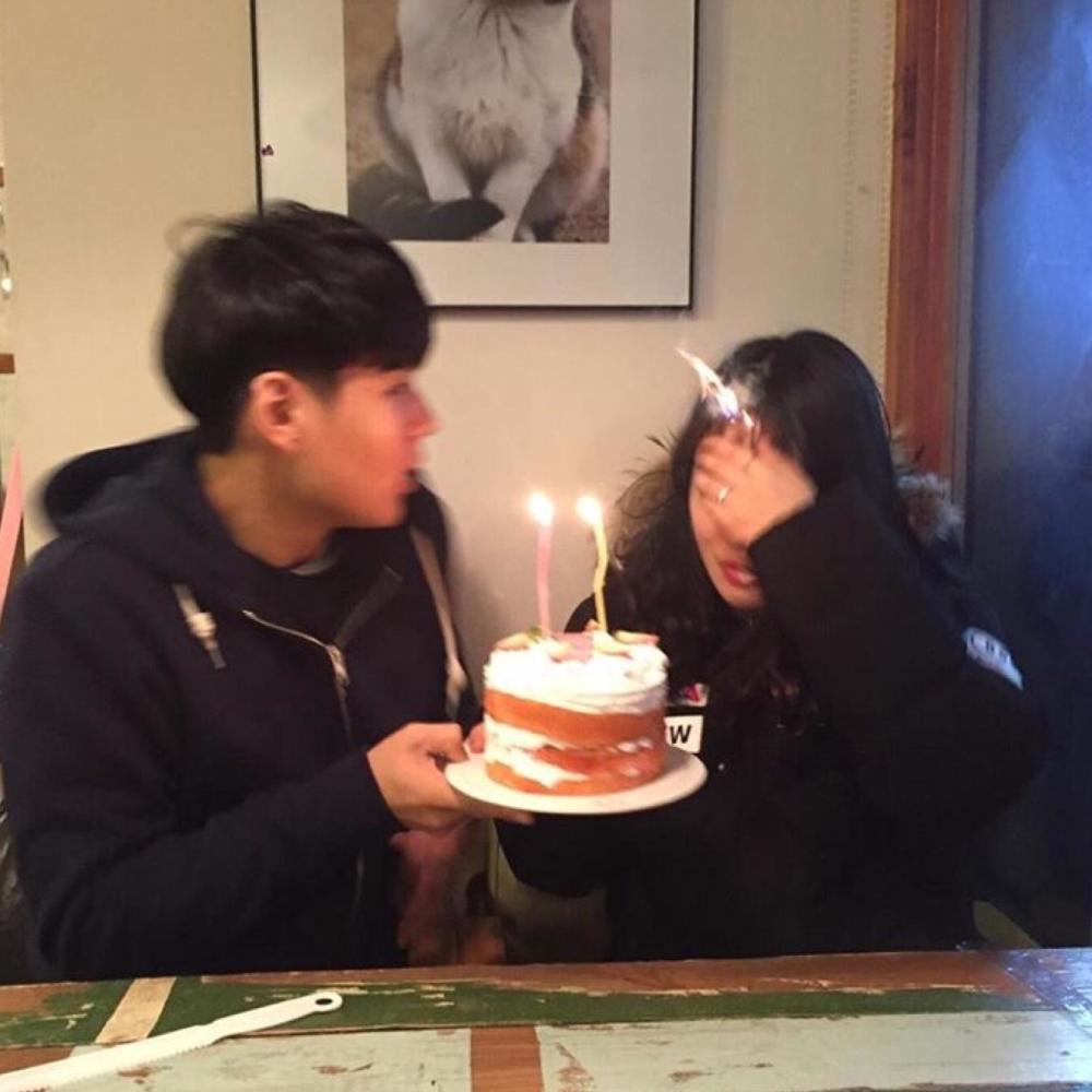 情侣吃蛋糕拍照 空气刘海只剩空气(组图)