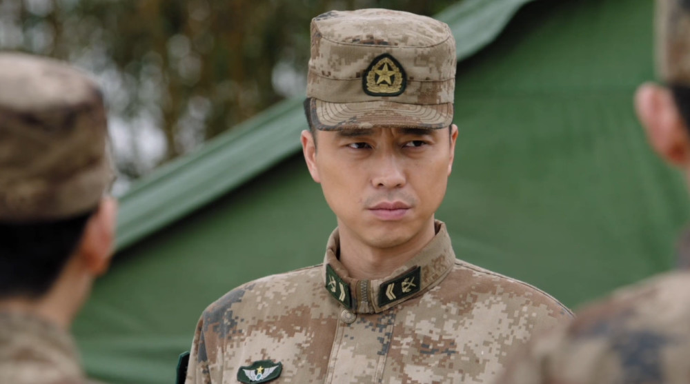 陆战之王:叶晓俊回军营,每个人送她一朵玫瑰花,牛努力