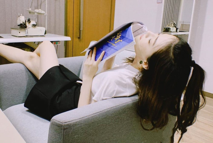 徐璐躺沙发上看剧本,看清她腿的姿势,网友:真以为没男