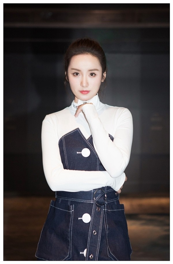 明星时尚写真壁纸:吕一白色上衣搭配牛仔裙,淑女又温婉