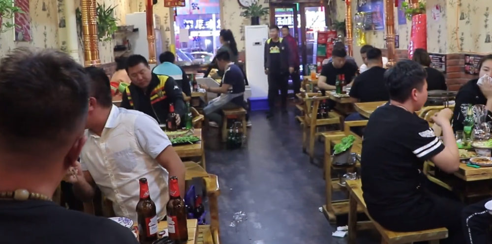哈尔滨这家烤肉店生意爆好!顾客坐满,这就是大口吃肉的快感