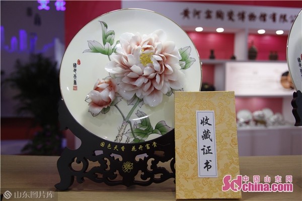 菏泽巨野工笔牡丹绽放文博会 一笔一划勾勒国