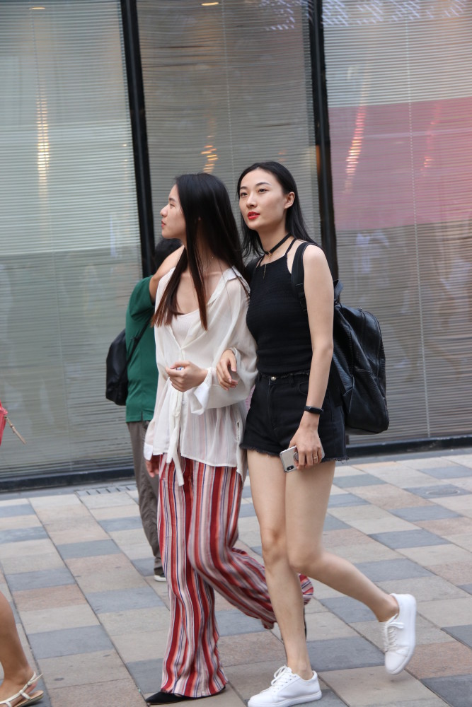 路人街拍:和闺蜜一起逛街,是最幸福的时光了!
