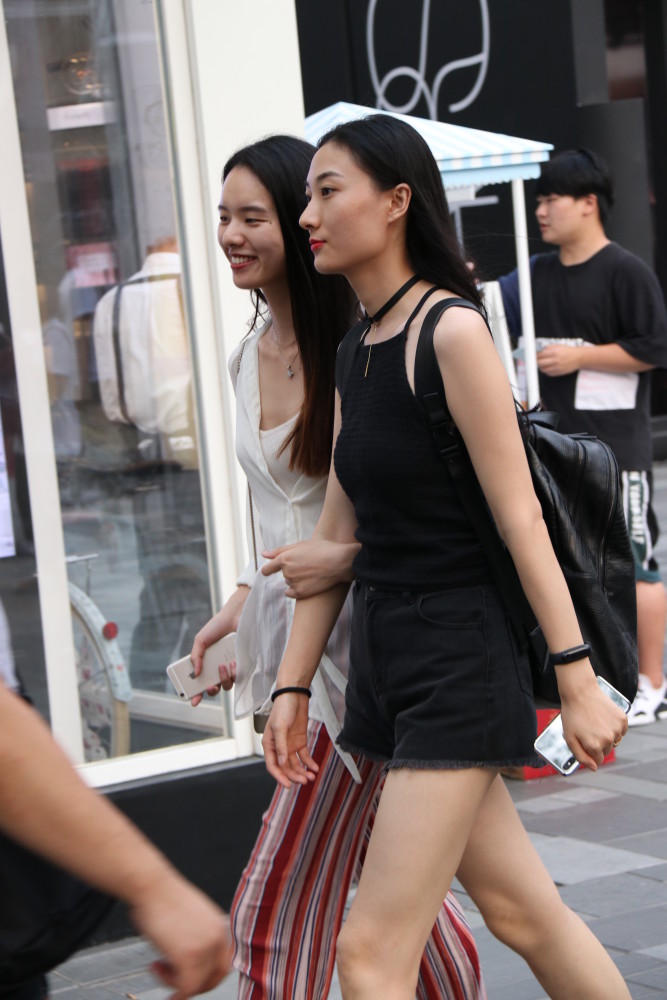 路人街拍:和闺蜜一起逛街,是最幸福的时光了!