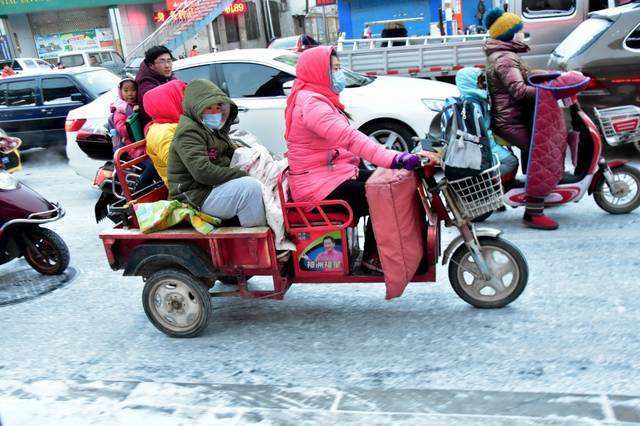 孩子不愿意让家长到学校接送:别人都是豪车接送,你骑个破电动车