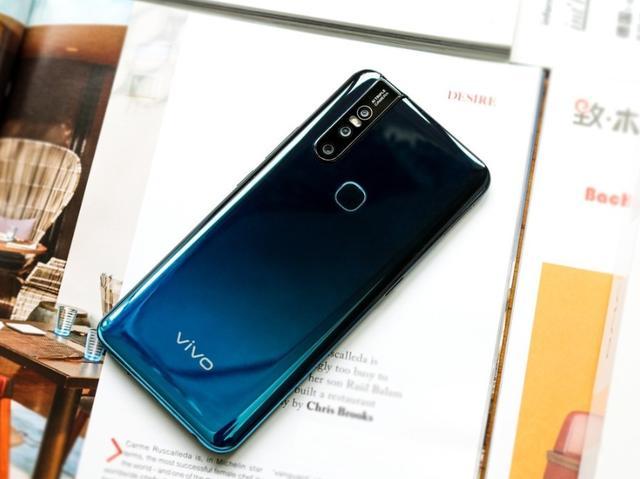 vivo这款手机大跳水:2480万 后置三摄 降800元