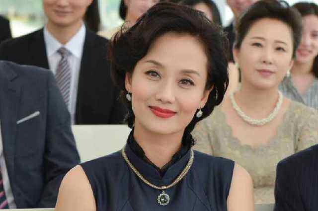 还记得慕容云海的妈妈吗?十年后当她戴上眼镜,52岁像20岁