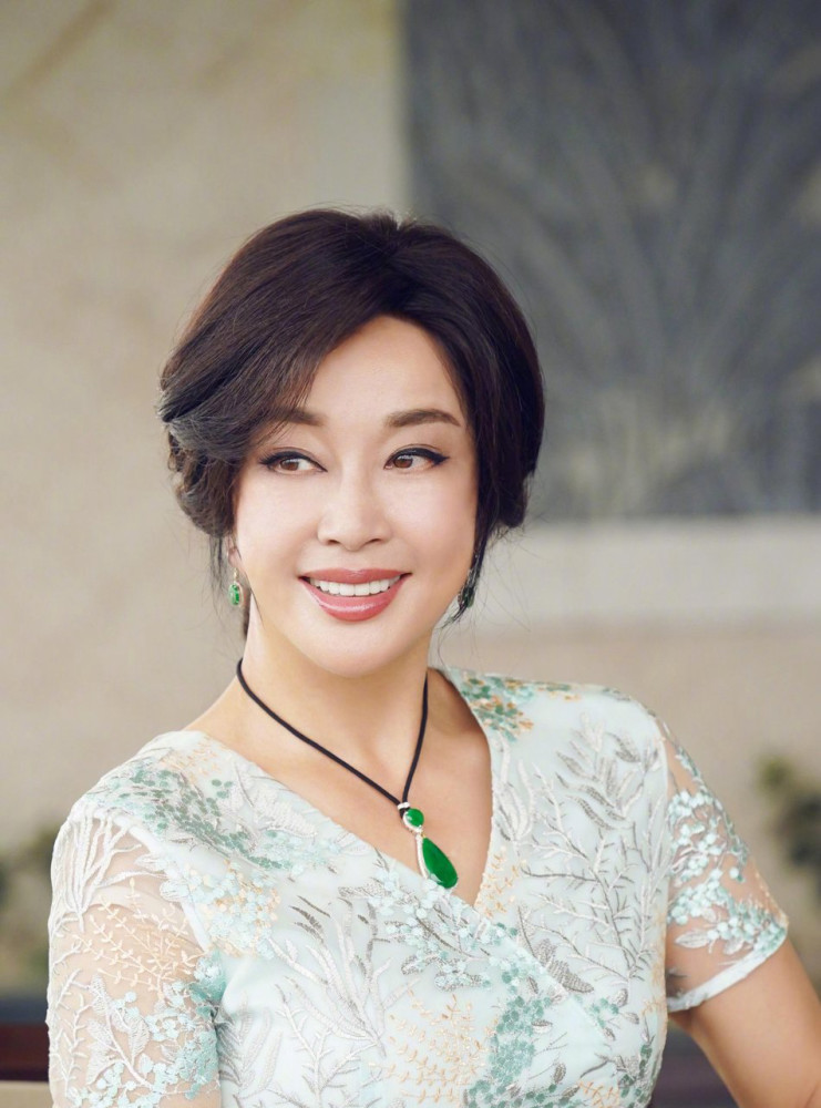 刘晓庆绿色镂空裙大片,精神状态显得气质高贵