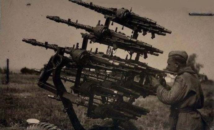 二战时期一位苏联士兵,将缴获来的德国mg34通用机枪拼到一起,搞出了一