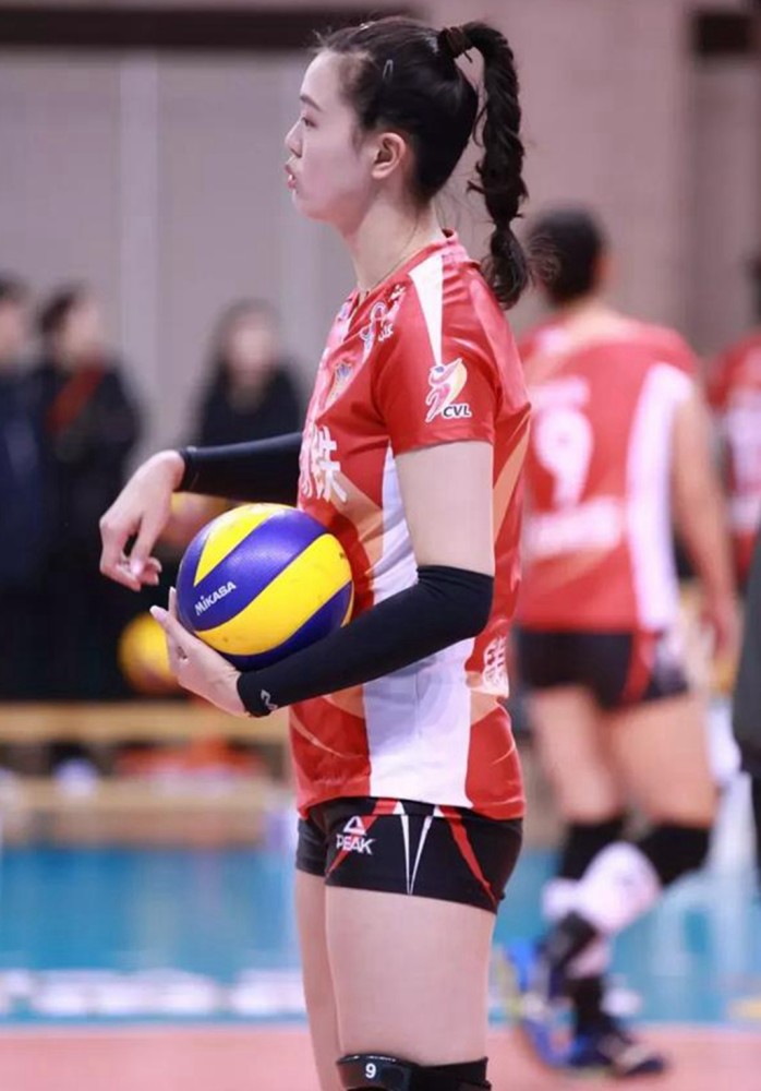 张常宁发球让对手绝望,日本主帅无奈直摇头,郎平无表情显深沉!