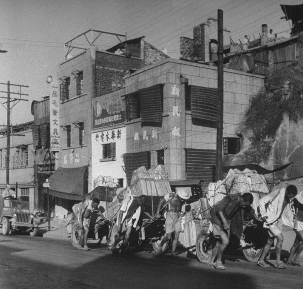 1945年的重庆老照片,街景和拥挤的公交,长江,小岛上的