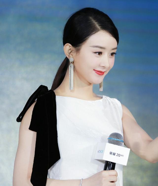 赵丽颖复出荣耀归来北京首秀,一身白色丝绒礼服温婉大气柔美靓丽