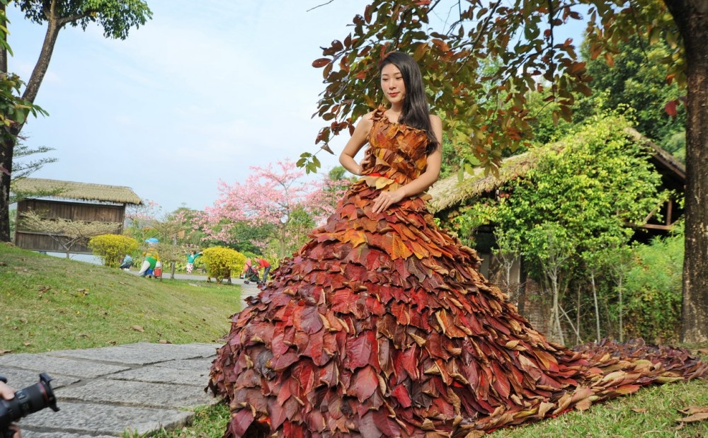 设计师用近6千片树叶手工编织2米长裙,美女穿上宛如斑斓的美人鱼