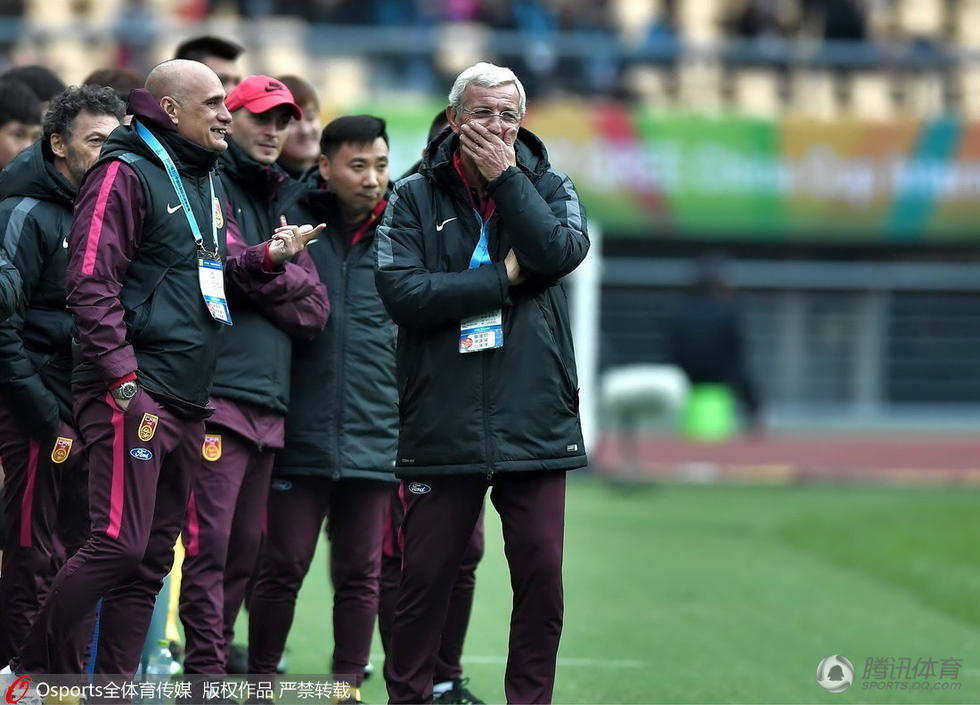 里皮表情包又来了 捂嘴偷笑不敢看点球_腾讯网